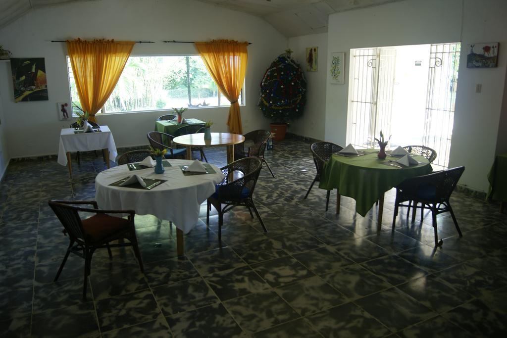 Hotel San San Tropez Port Antonio Esterno foto